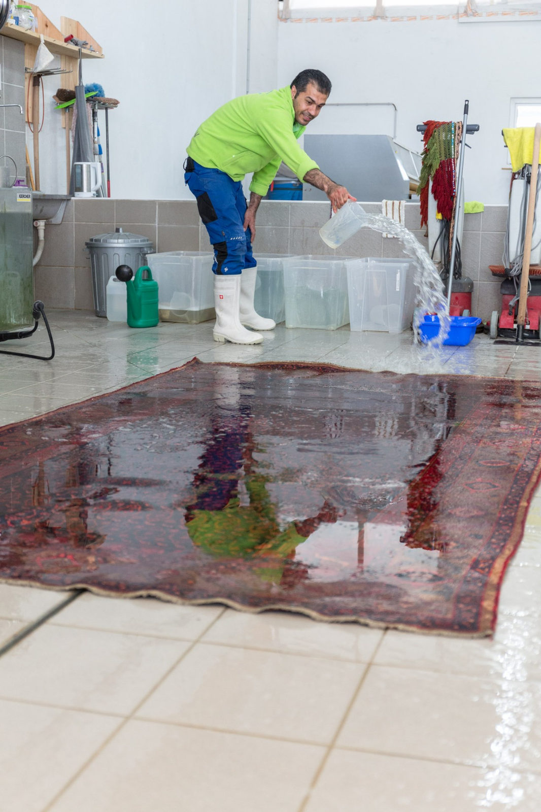 Klarspülung eines Perserteppichs mit gefiltertem Regenwasser
