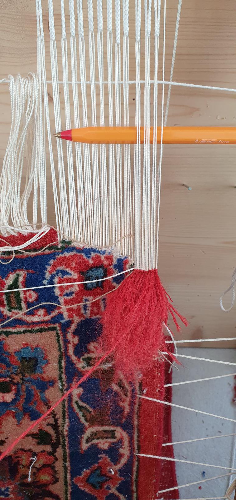 Neuknüpfen der Fransen auf gespannten Kettfäden in der Werkstatt
