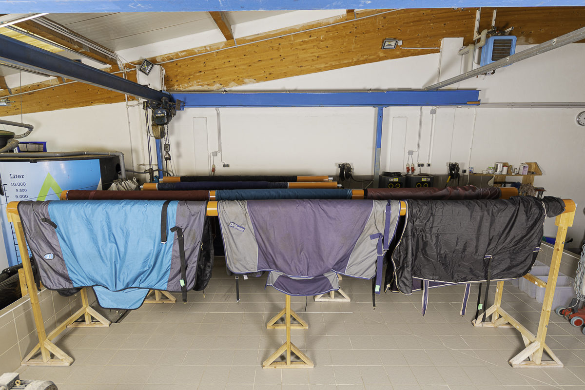 Frisch gewaschene Pferdedecken beim Trocknen in der Werkstatt in Salzburg
