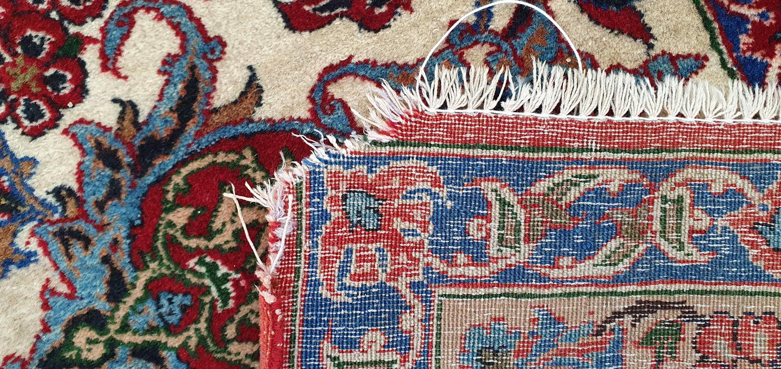 Beschädigte Fransenkante mit losen, ausgerissenen Fransen am Orientteppich