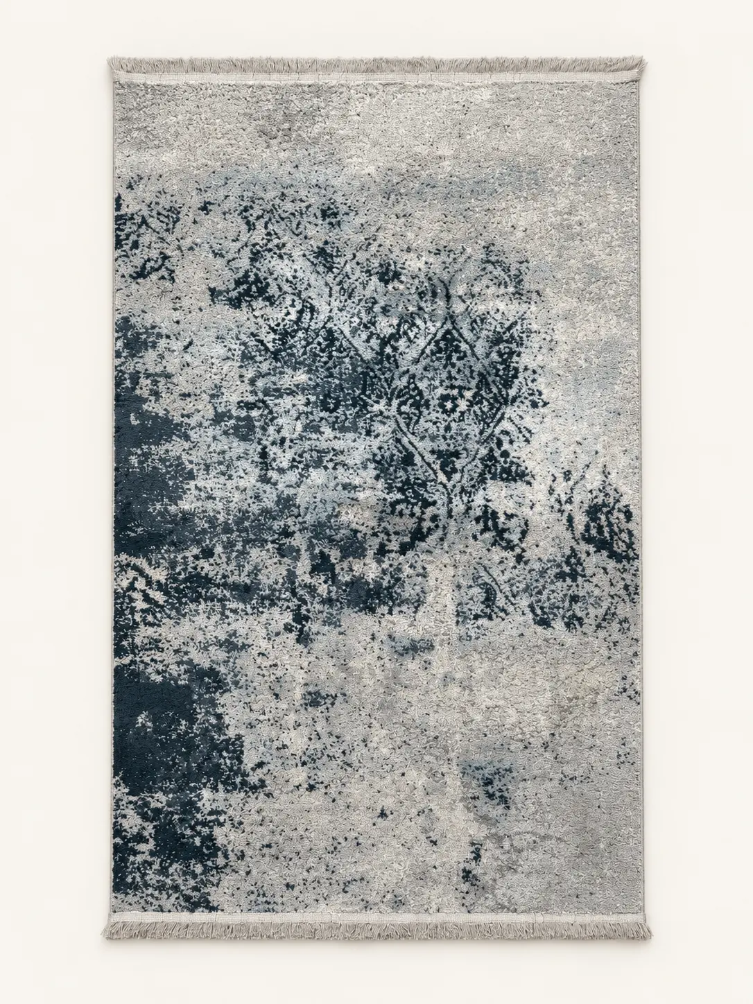Moderner Wollteppich in Grau-Blau mit verwaschenem Vintage-Muster