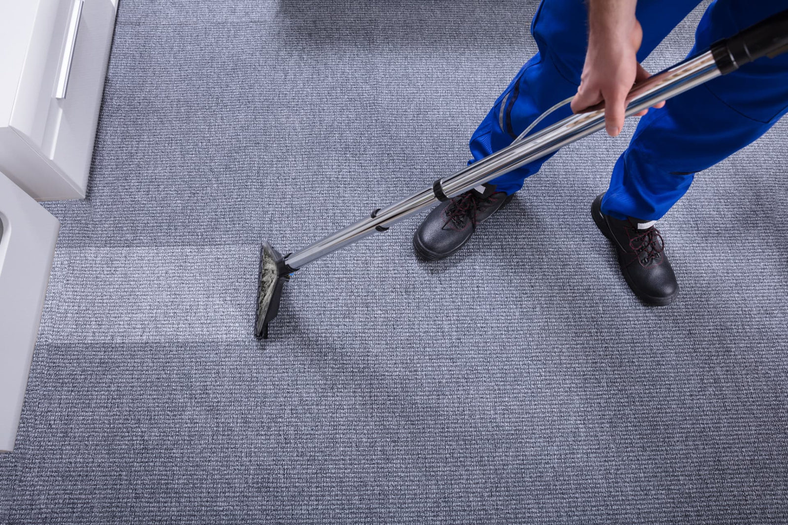 Sprüh-Extraktion eines fest verlegten Teppichbodens in einem Büro