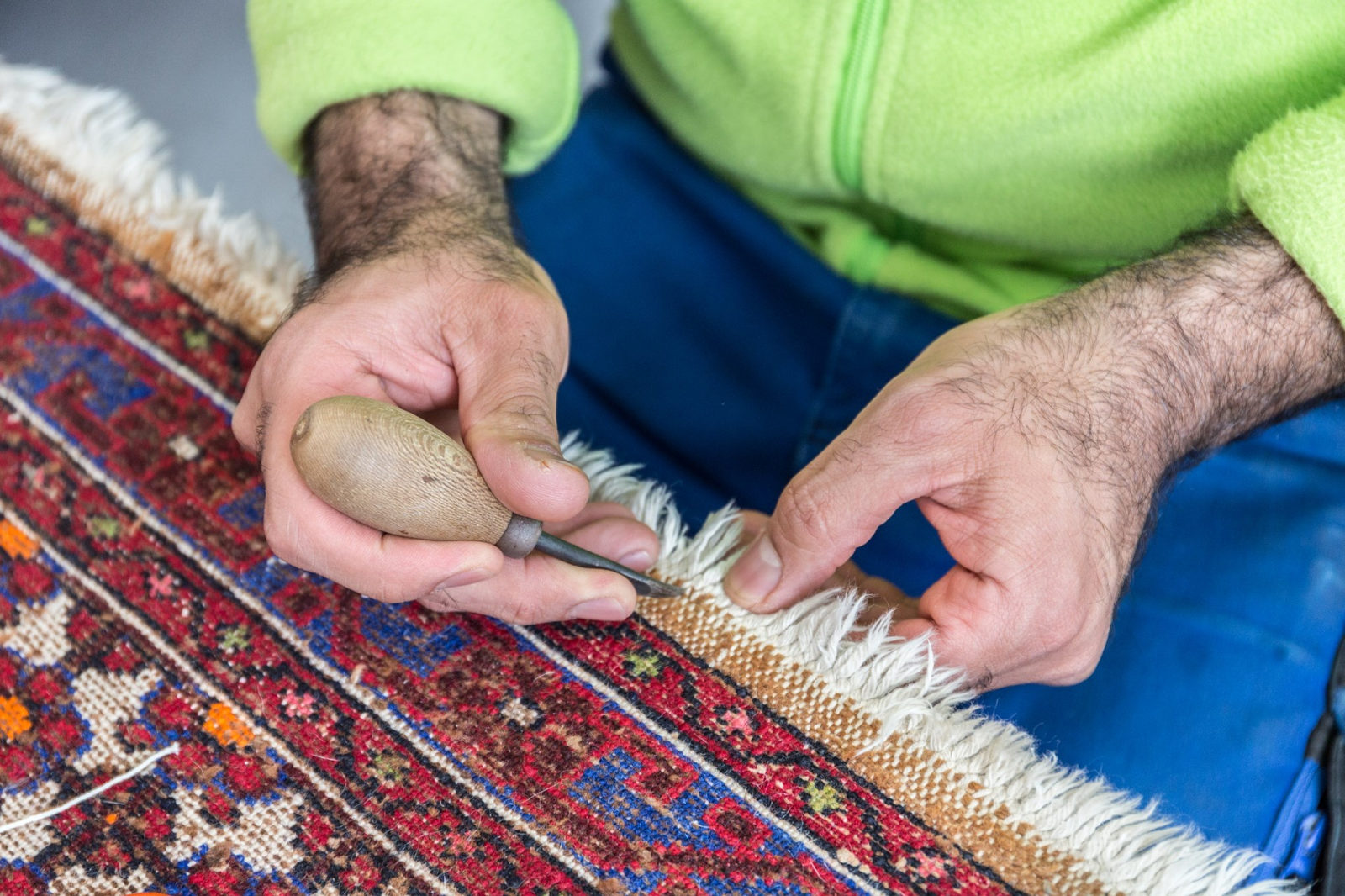 Endkontrolle eines gereinigten Teppichs