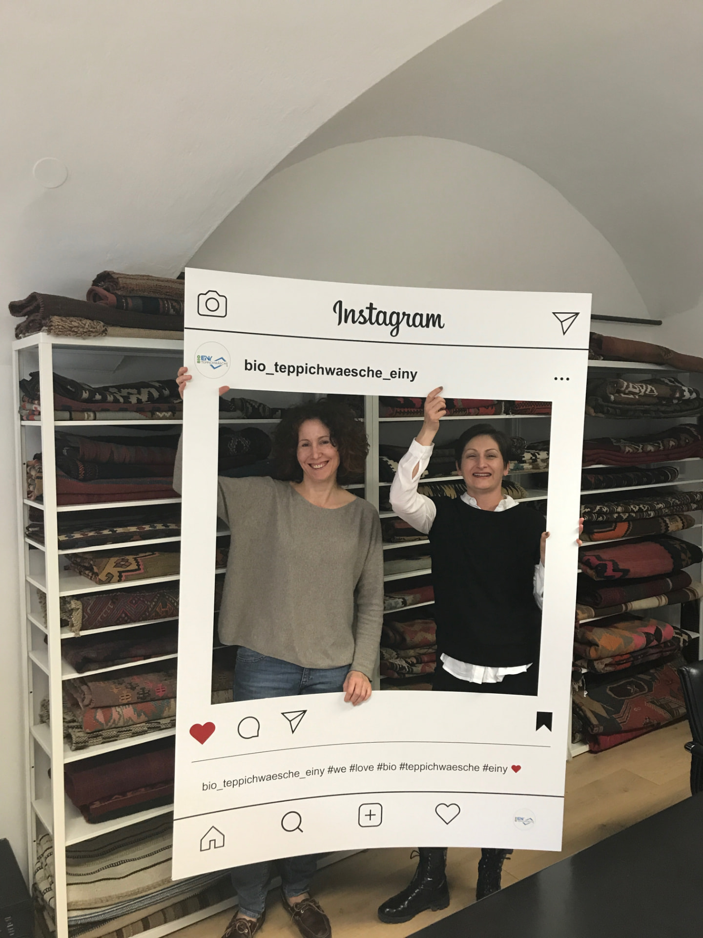 Team der Annahmestelle OBJEKT.RAUM in Mondsee vor Teppichregalen