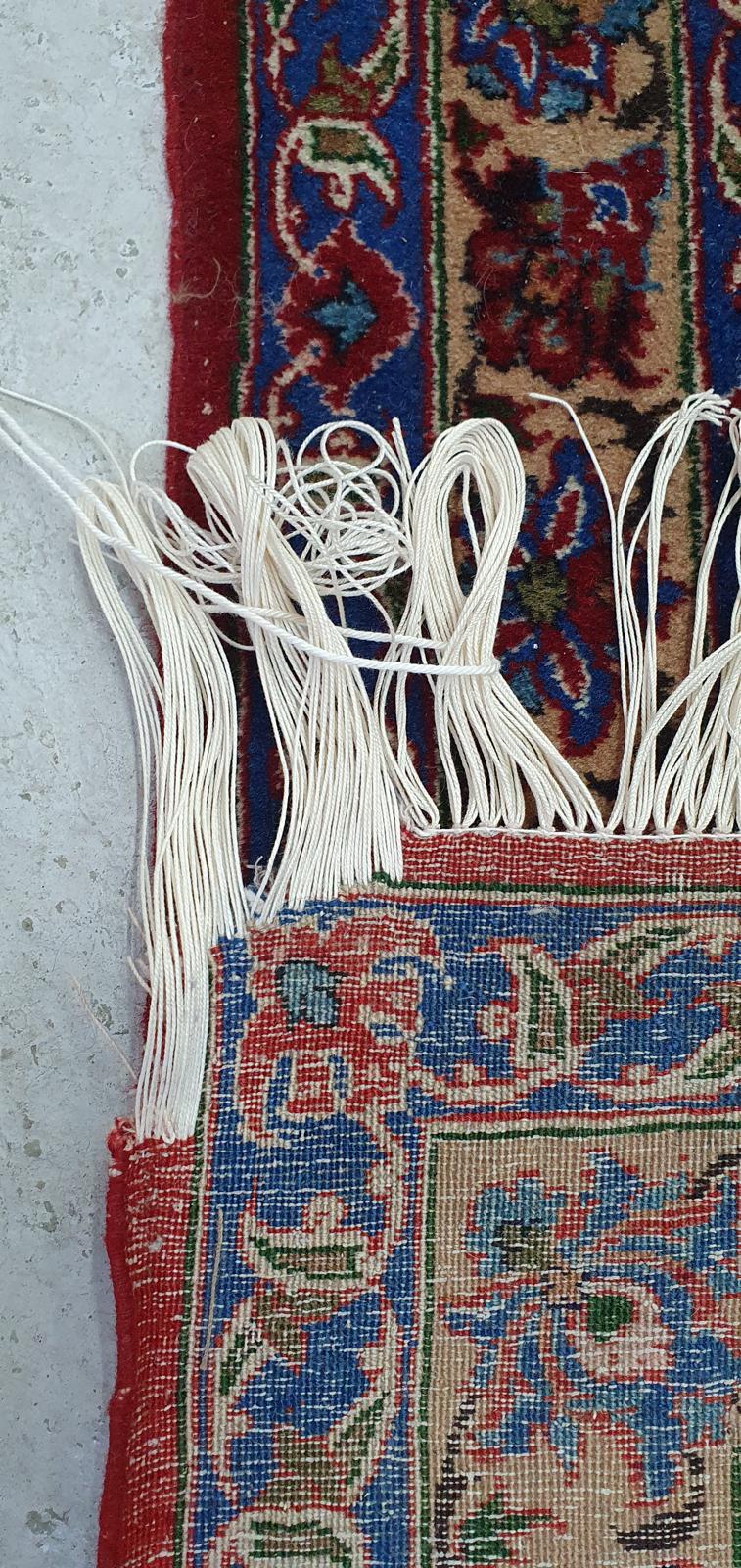Vorbereitetes Fransengarn, geordnet auf der Rückseite des Teppichs