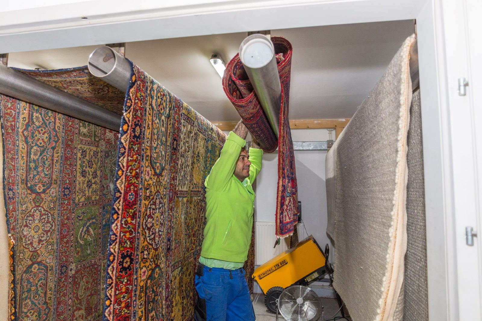 Teppiche hängen in der Trockenanlage in Salzburg