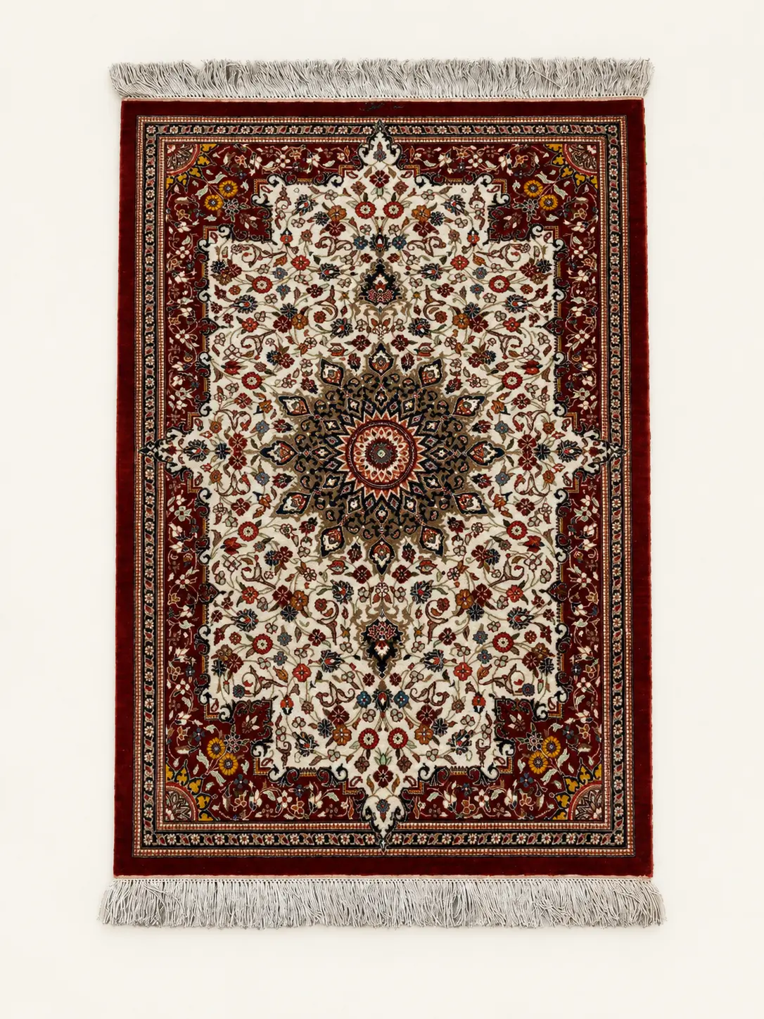 Seidenteppich mit Medaillonmuster, roter Bordüre und hellen Fransen